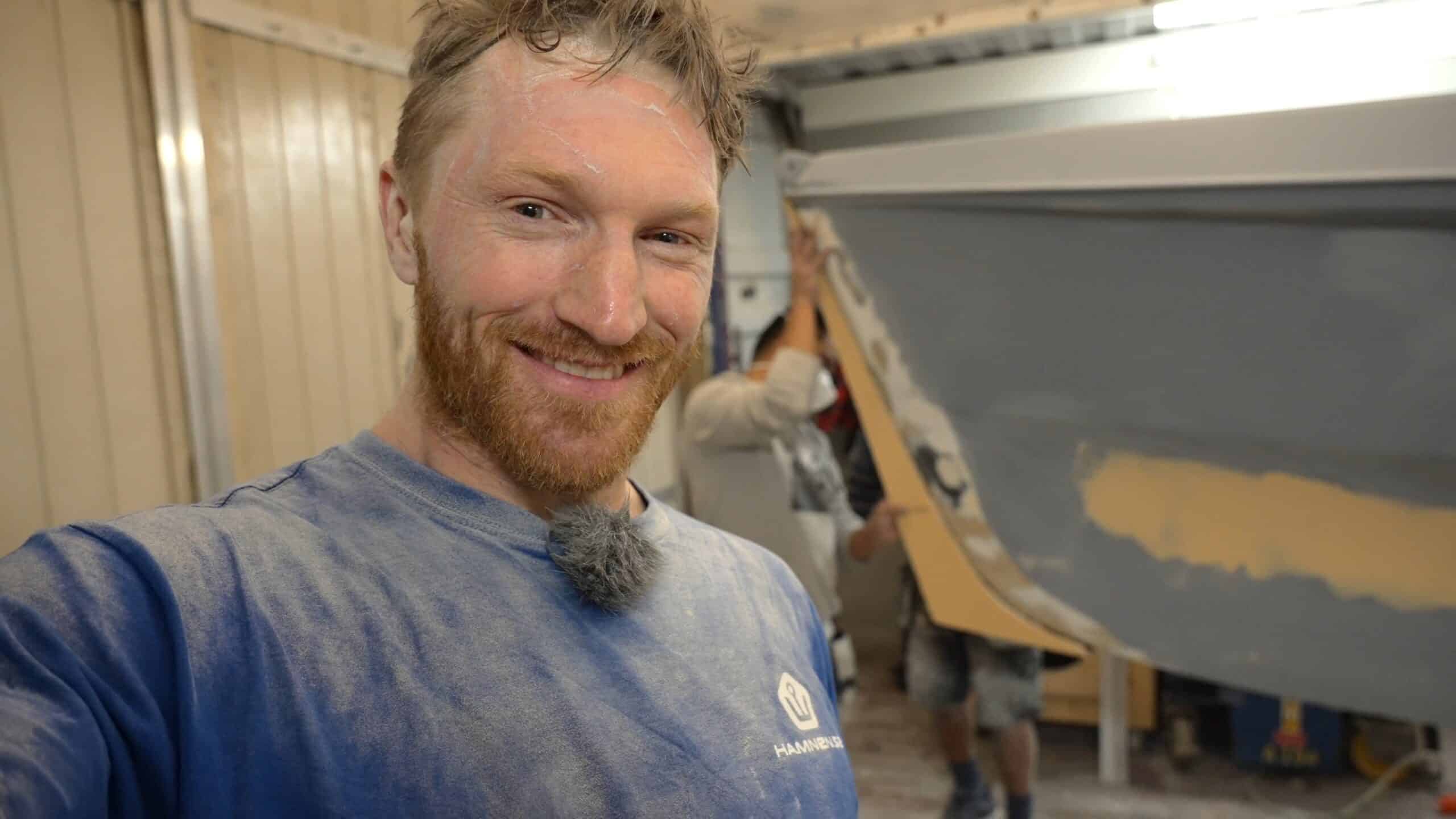 Vi bygger rak stäv på en gammal trimaran!