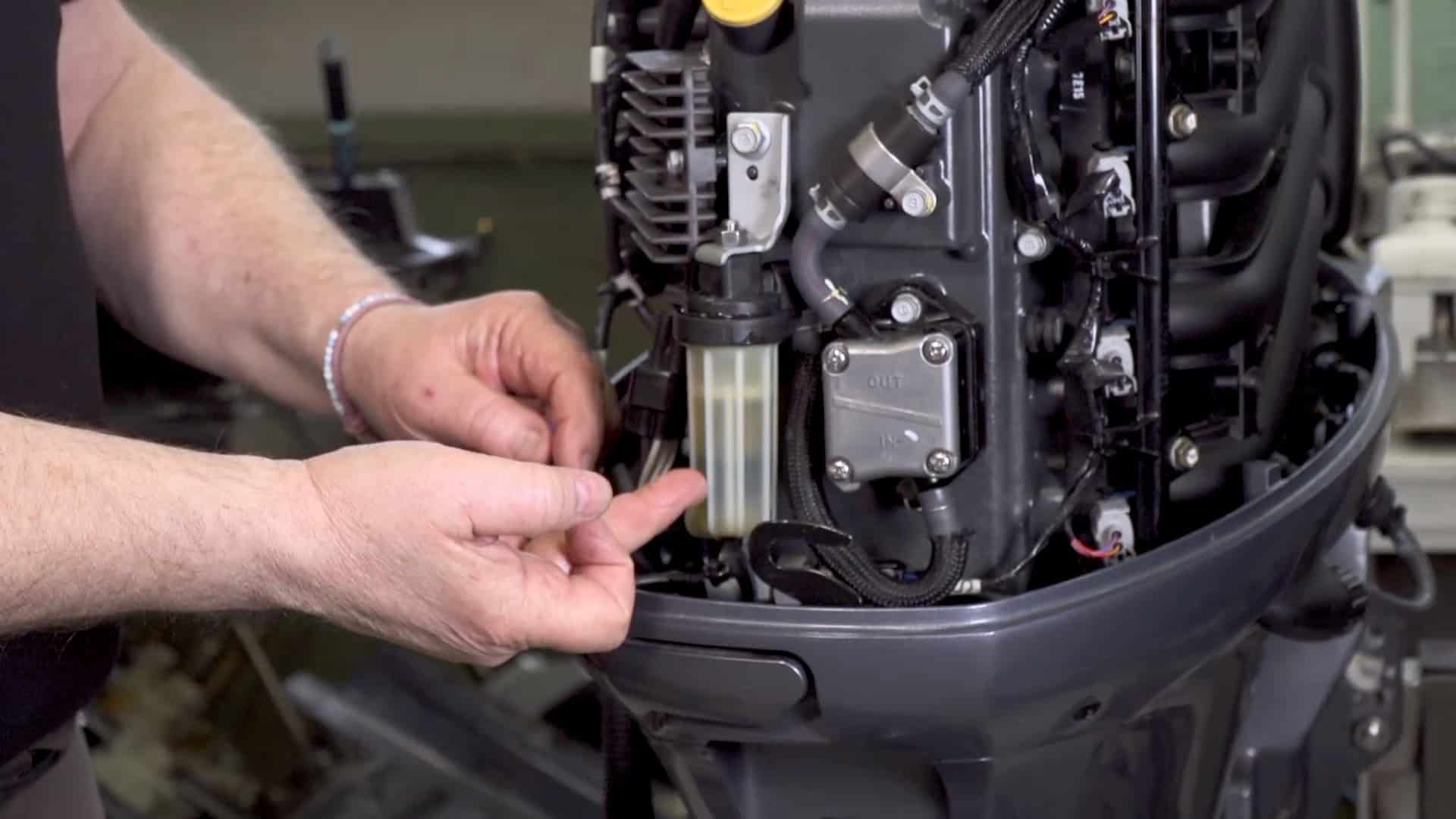 vanligaste-anledningen-till-motorstopp-Byta-branslefilter-utombordare-utombordarskolan-svenskasjo-forsakring-batforsakring