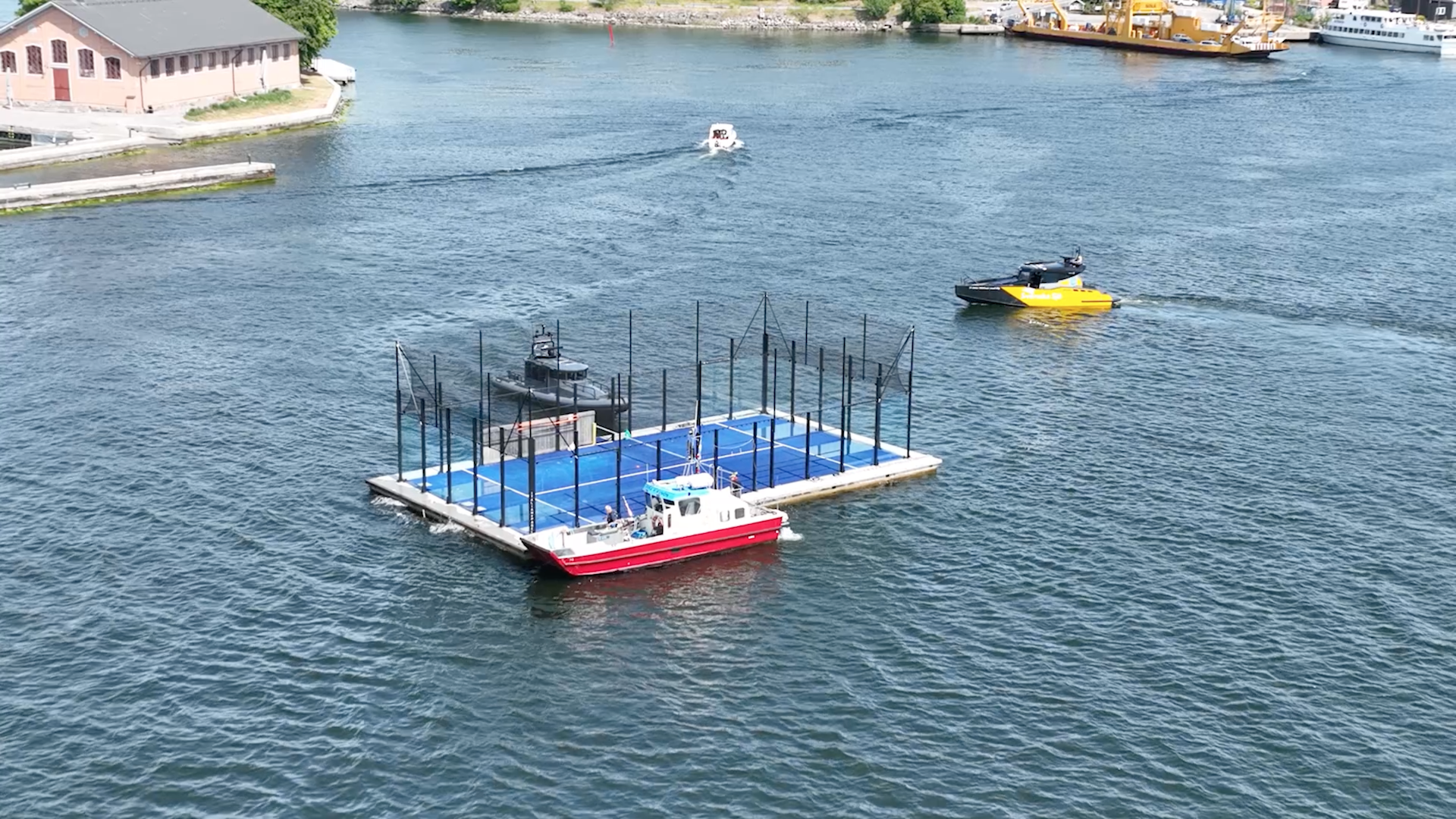Nu kan man spela padel på vattnet i Vaxholms hamn.